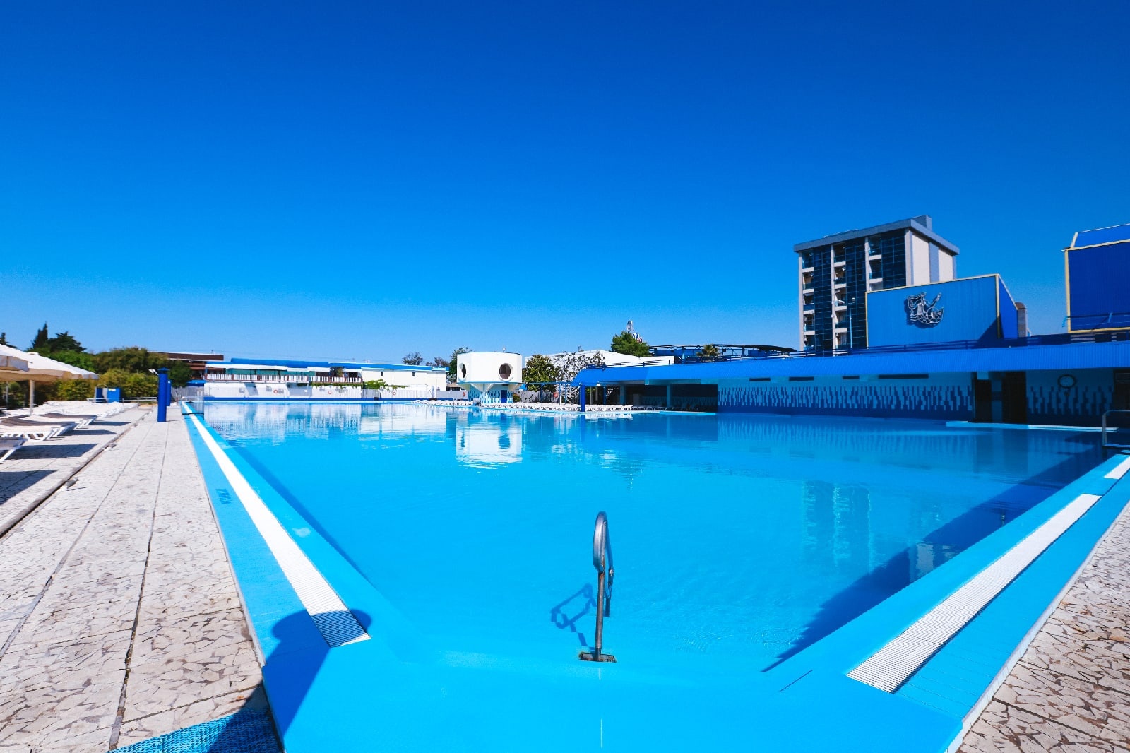 Коралл Сочи санаторий. Отель около бассейна санатория коралл с стёклами голубыми. Санаторий Адлеркурорт корпус Нептун на 2024 год.